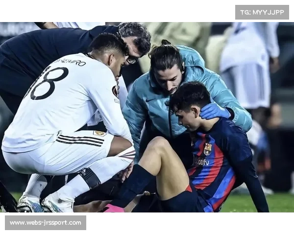 巴萨小将加维场边热身受伤，队医紧急处理虚惊一场