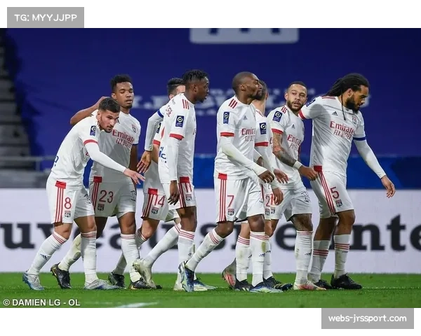 转播花絮：在兰斯对阵里昂的比赛中，场边广告实现了针对法国与中东地区的实时差异化内容切换